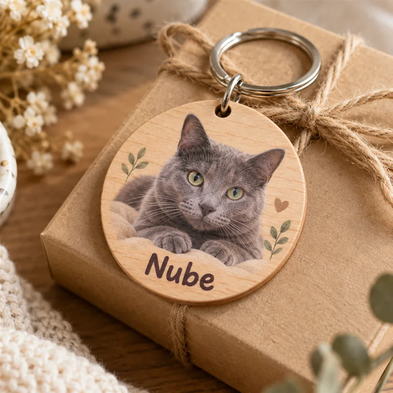 Llavero redondo de madera con la foto de un gato gris y el nombre Nube